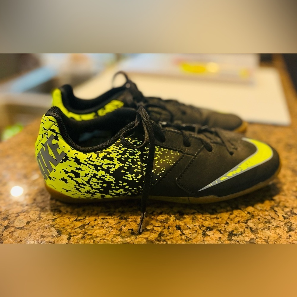 Nike Bombax IC JR Indoor Soccer Shoes boys 3.5Y - Picture 2 of 7